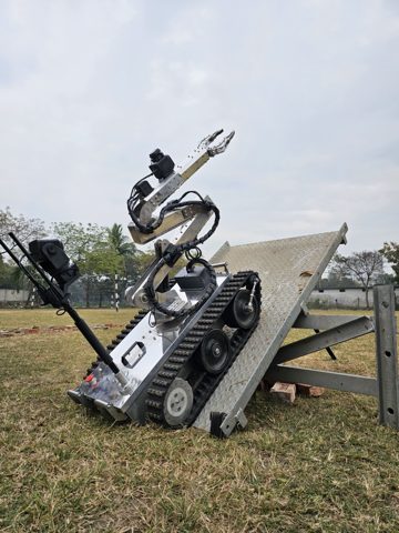 ROV climbing test during field validation